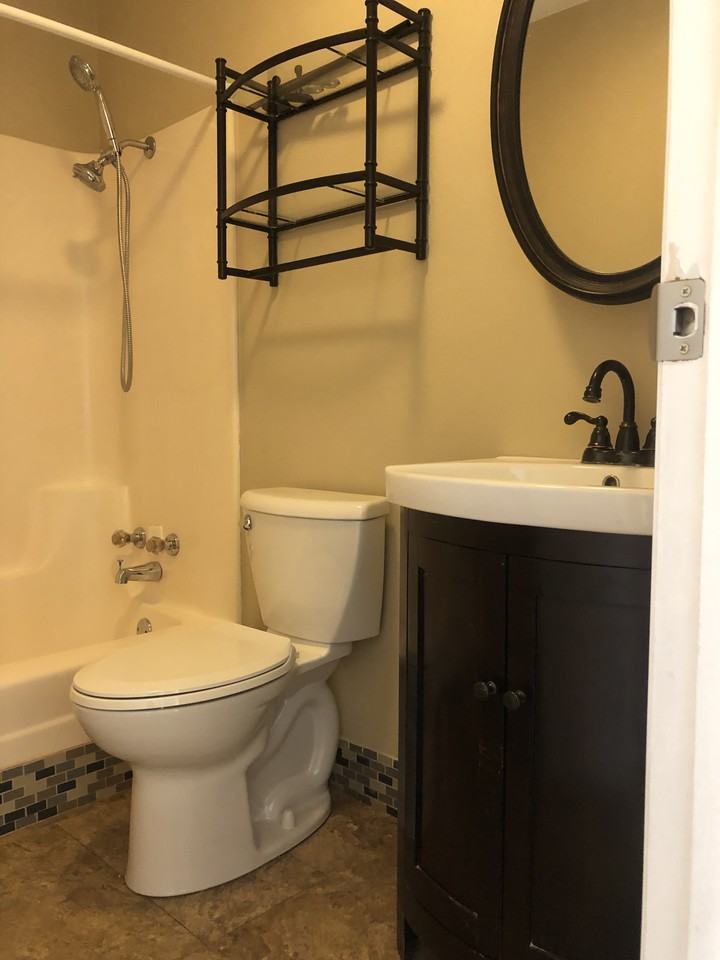 1204 Lincoln Dr #B - Photo 6 of 14