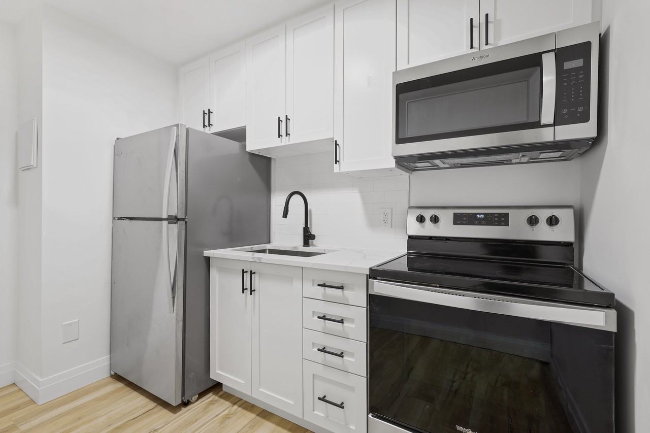 1 Hamilton Avenue North #303 - Photo 3 of 11