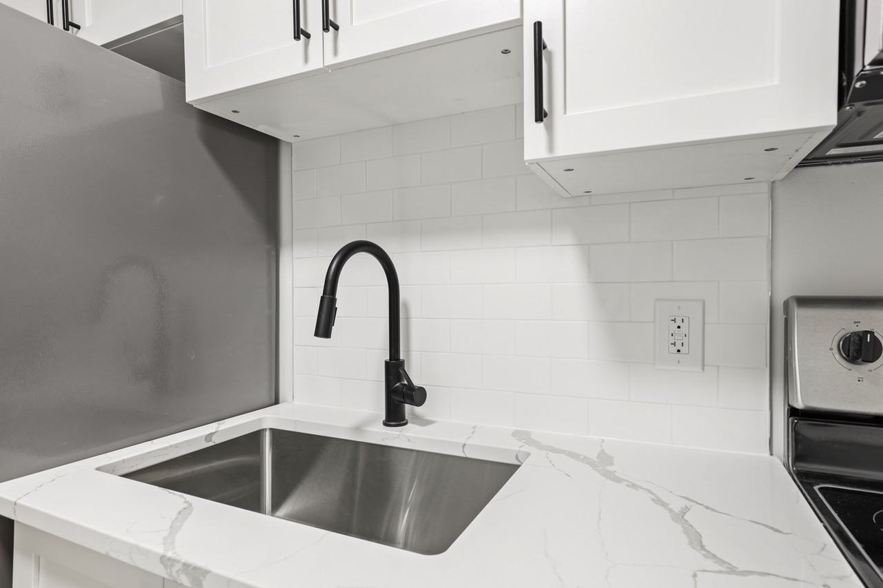 1 Hamilton Avenue North #303 - Photo 2 of 11