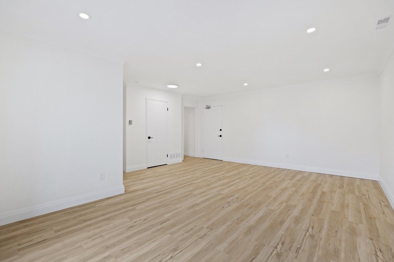 1 Hamilton Avenue North #303 - Photo 7 of 11