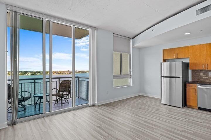 300 South Australian Avenue - Photo 2 of 7