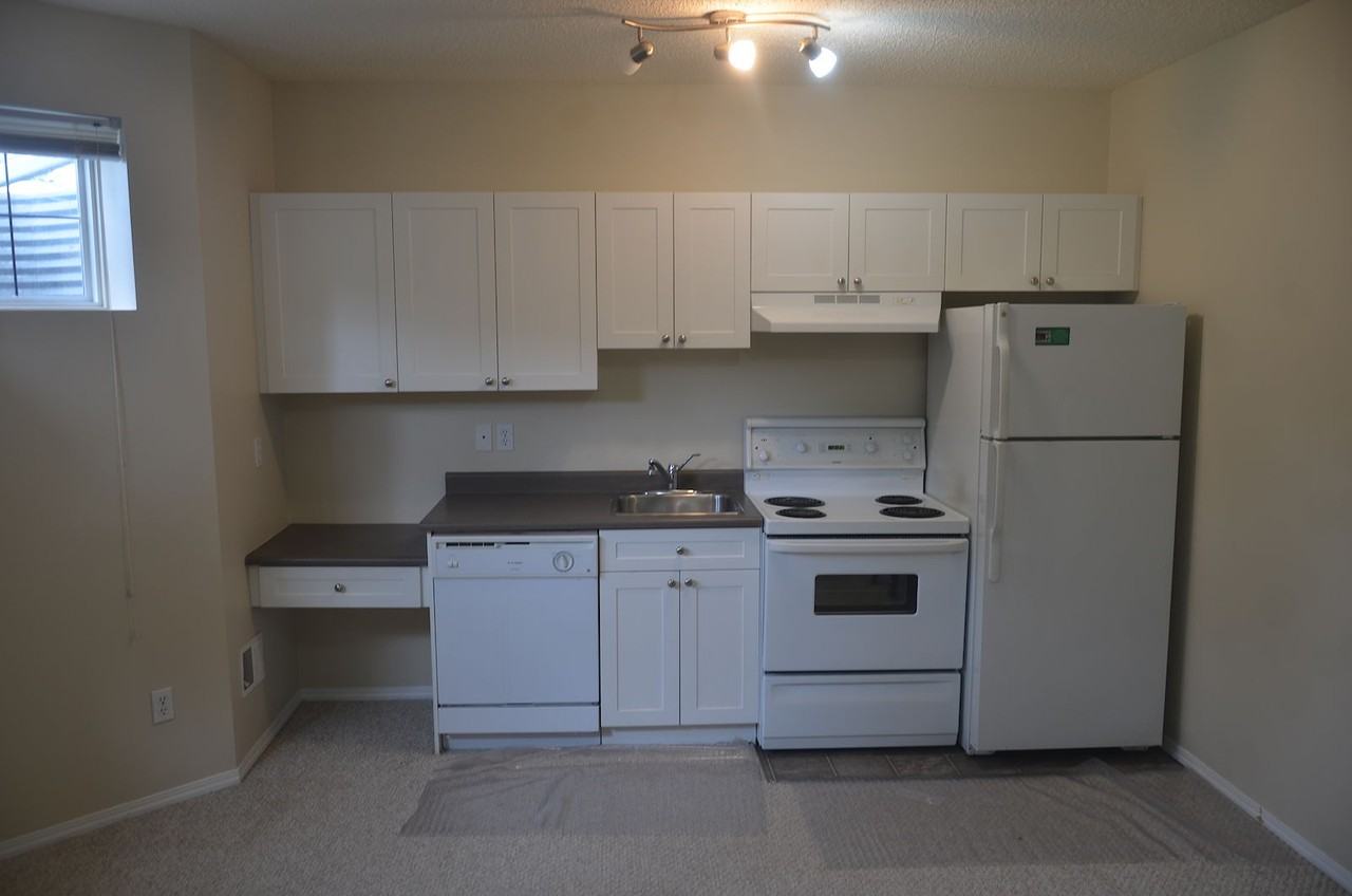 10247 89 St Nw - Photo 3 of 7