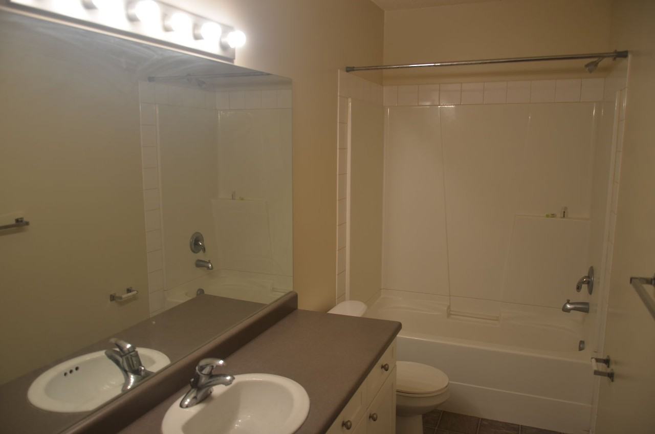 10247 89 St Nw - Photo 5 of 7