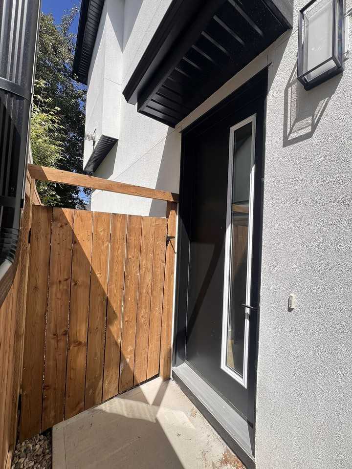 2207 26a St Sw - Photo 2 of 7