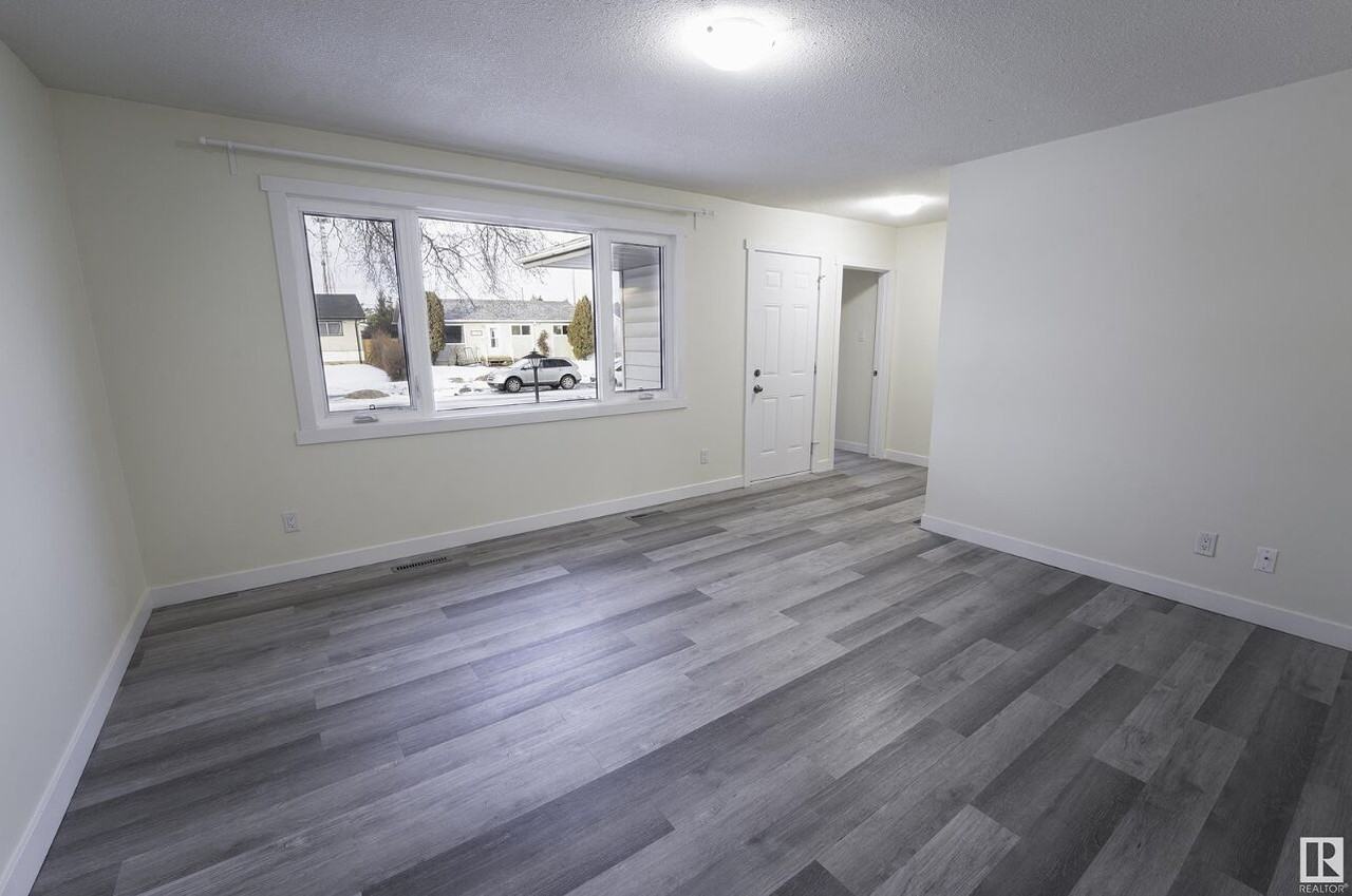 6727 136 Ave Nw - Photo 2 of 19