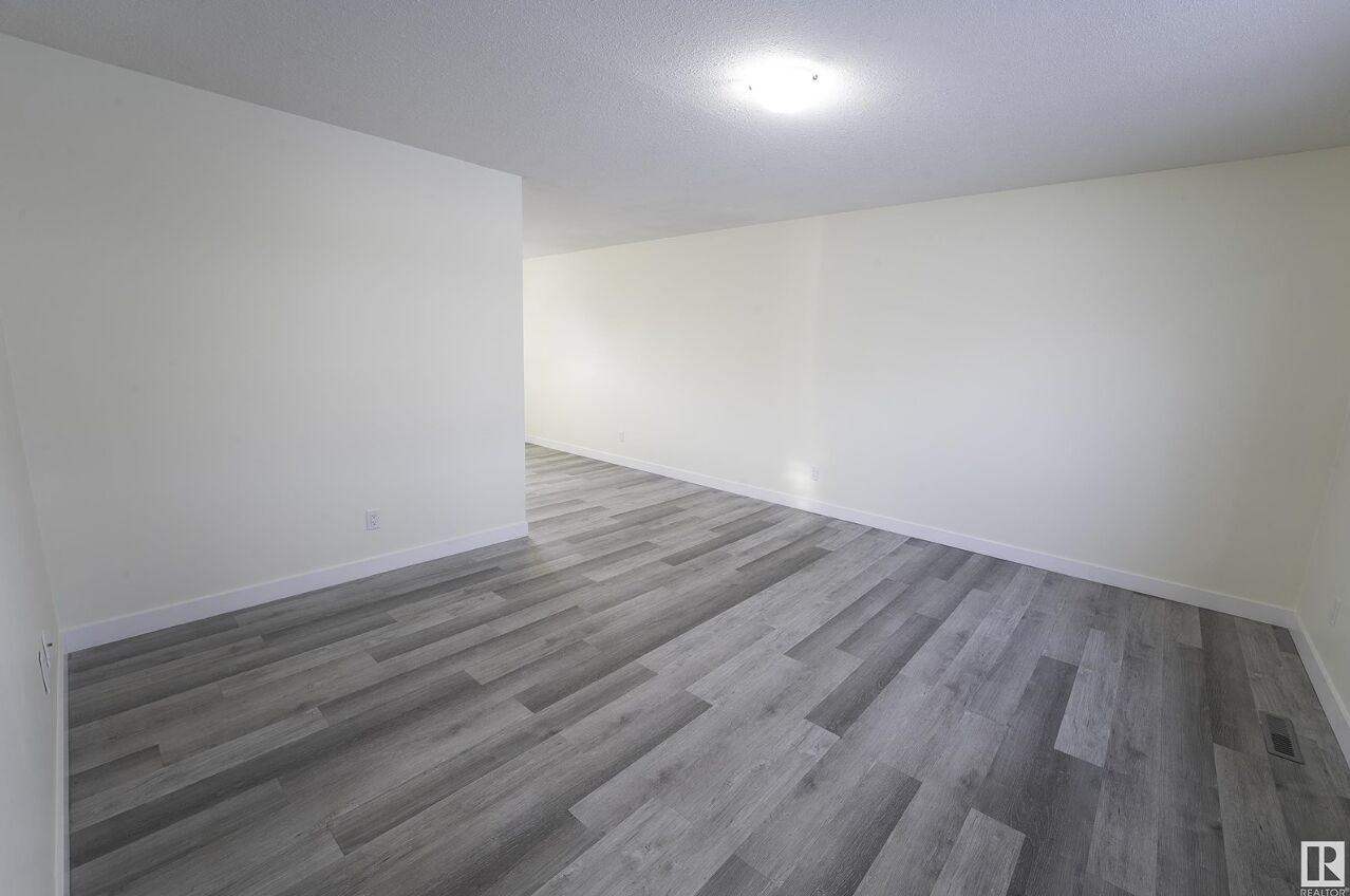6727 136 Ave Nw - Photo 4 of 19