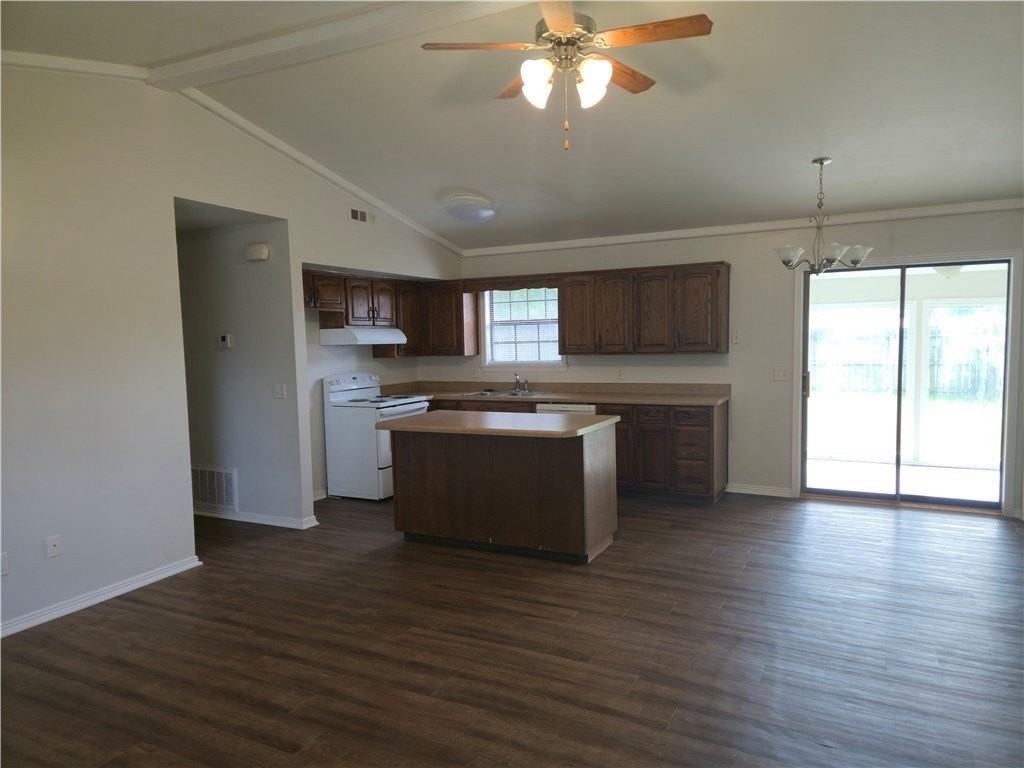 215 S Carl St - Photo 3 of 11