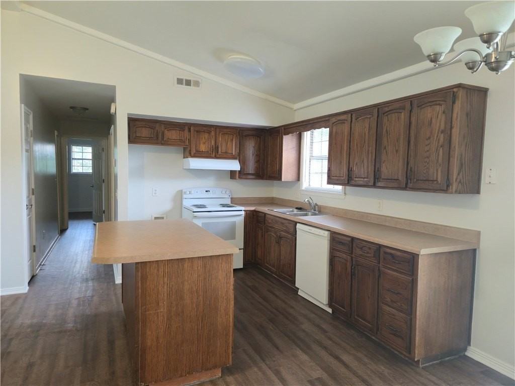 215 S Carl St - Photo 4 of 11