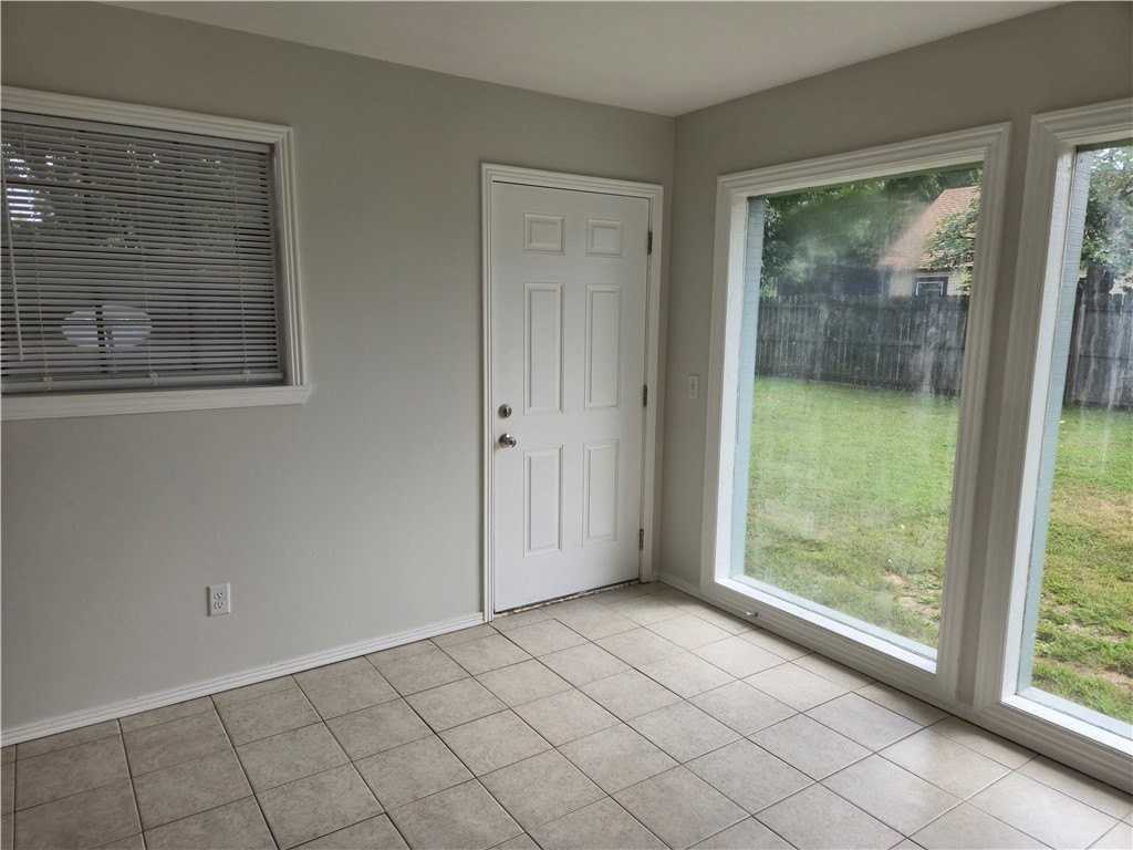 215 S Carl St - Photo 5 of 11
