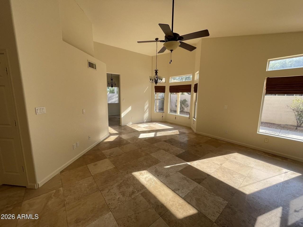 629 S Oak St - Photo 3 of 16