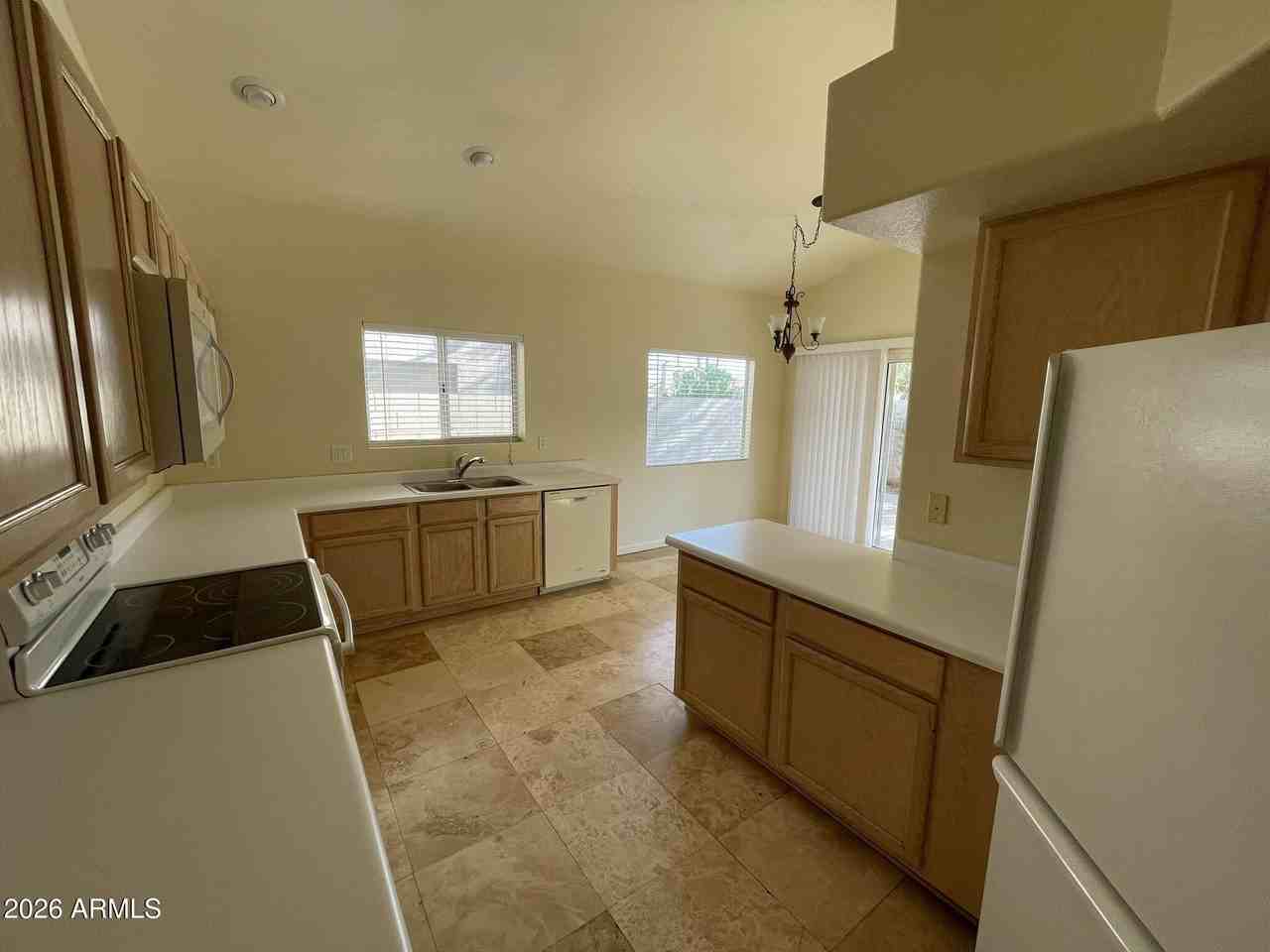 629 S Oak St - Photo 4 of 16