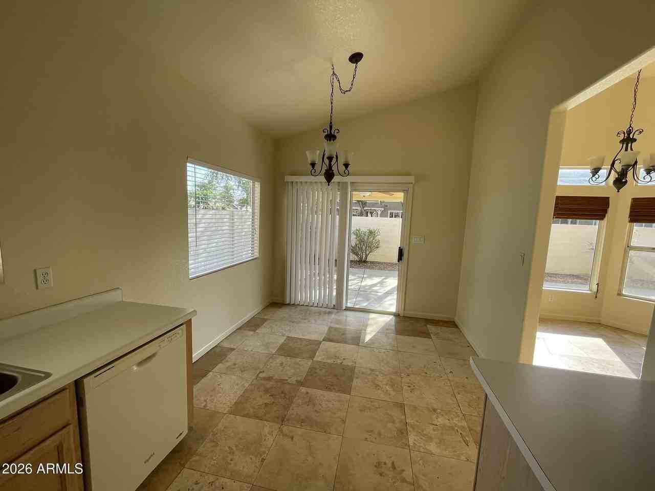 629 S Oak St - Photo 5 of 16