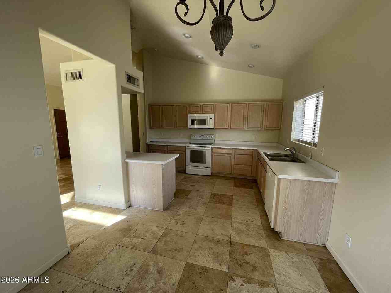 629 S Oak St - Photo 6 of 16