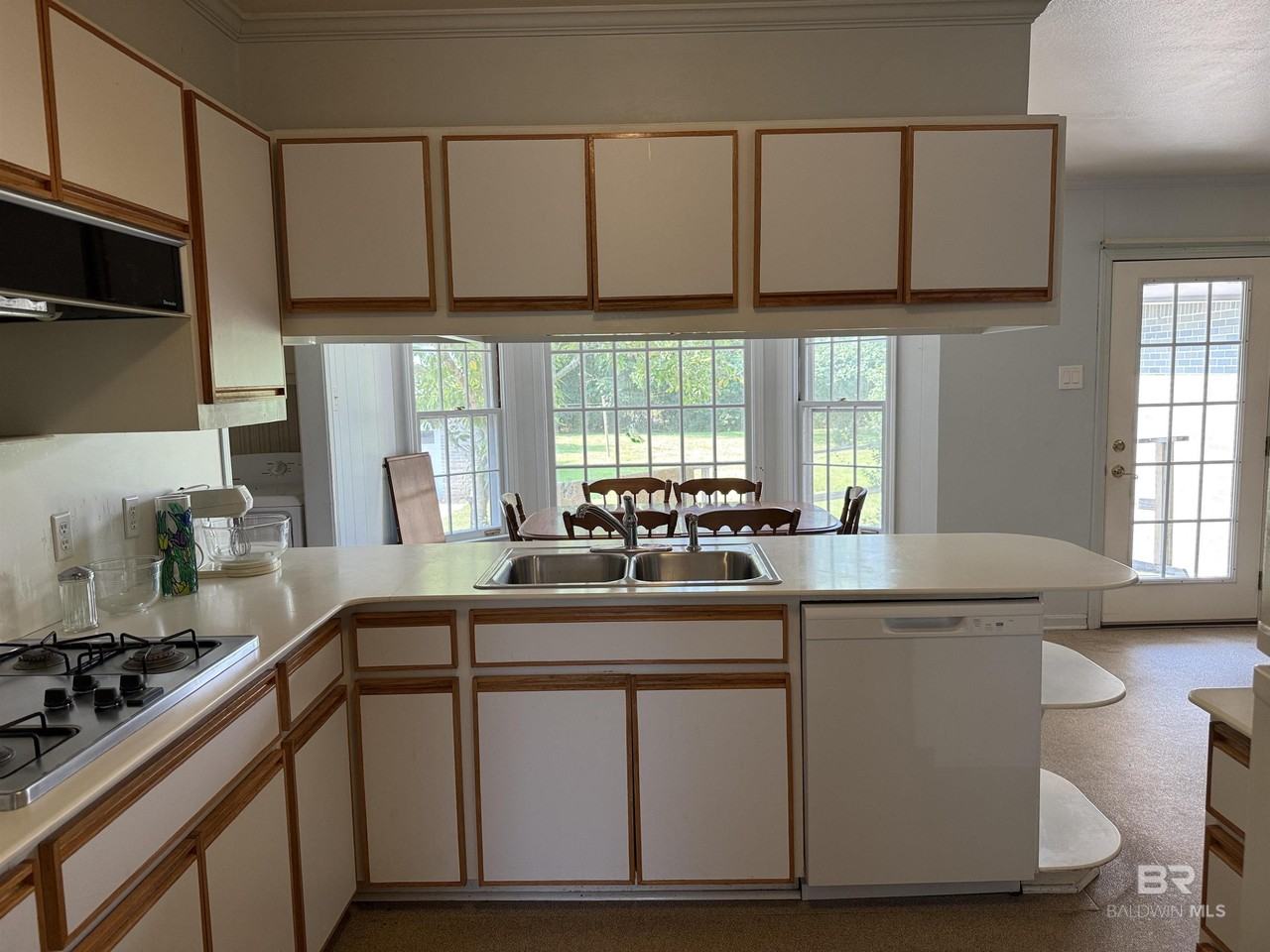 110 Patrician Dr - Photo 6 of 30