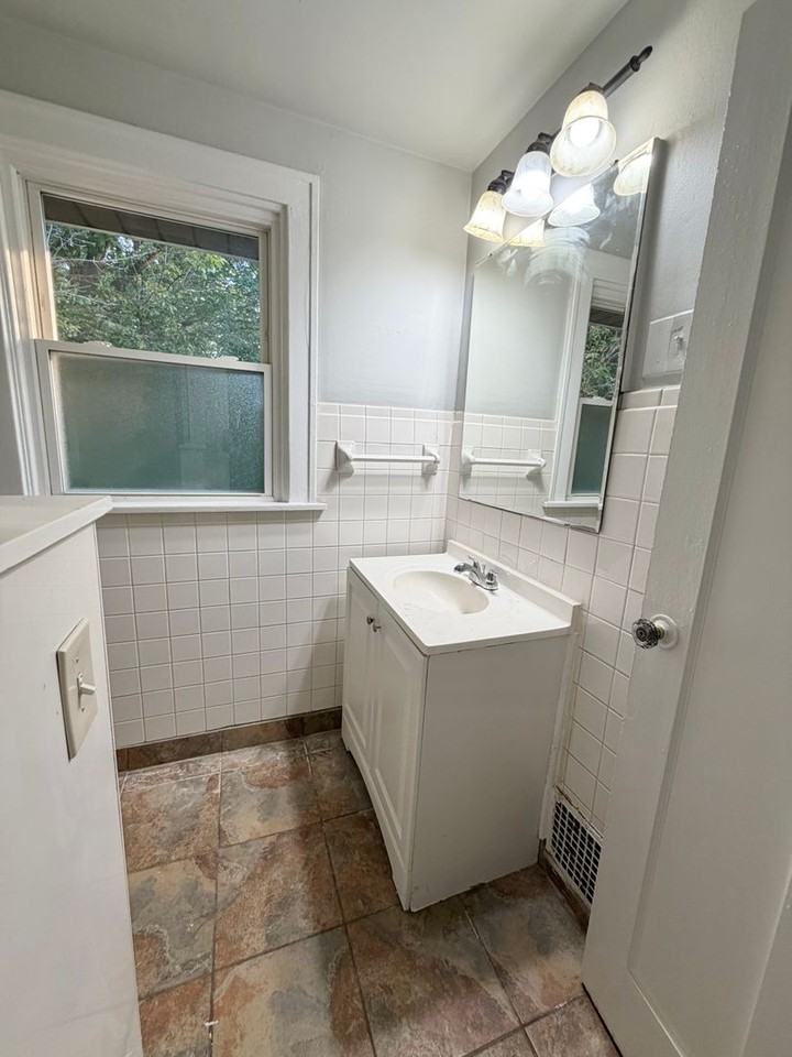 1750 Avonlea Ave - Photo 7 of 11