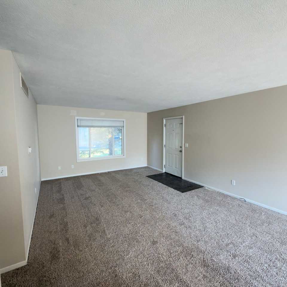4441 Hillrise Ct Ne - Photo 2 of 19