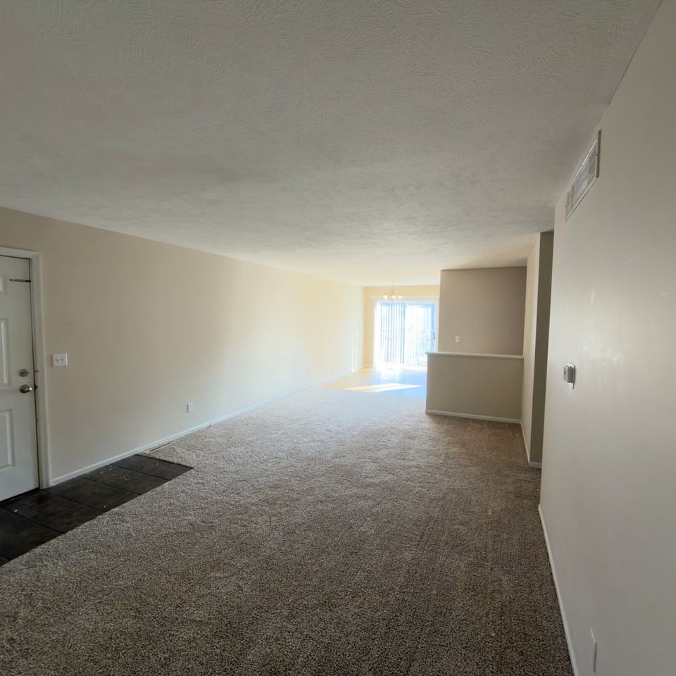 4441 Hillrise Ct Ne - Photo 3 of 19