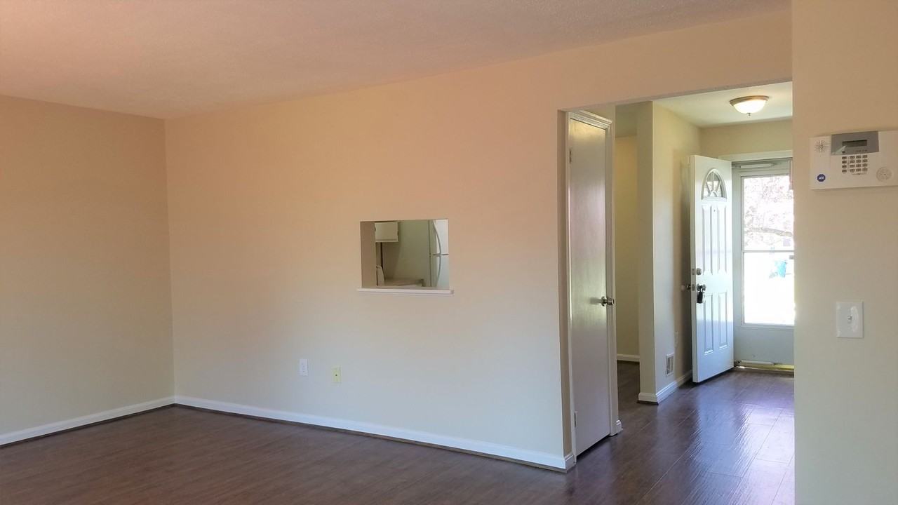 1669 Colonial Way - Photo 4 of 32
