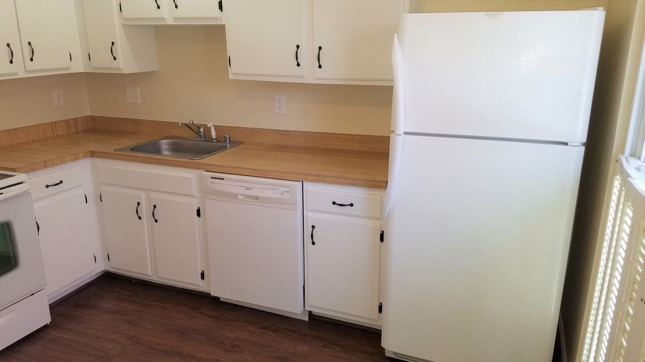 1669 Colonial Way - Photo 6 of 32