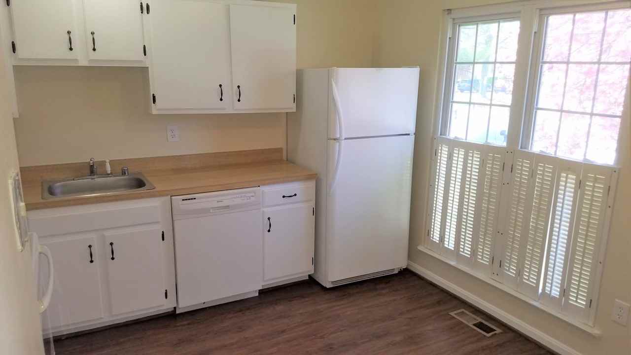 1669 Colonial Way - Photo 7 of 32