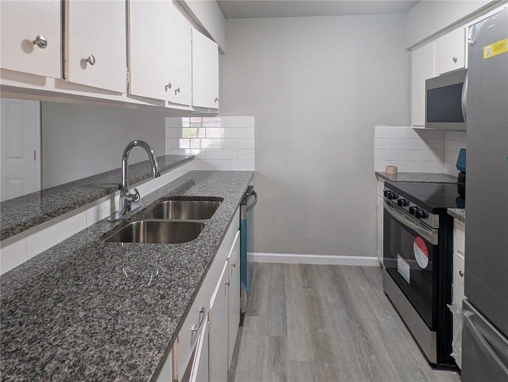 3153 Baybrook Dr - Photo 4 of 16