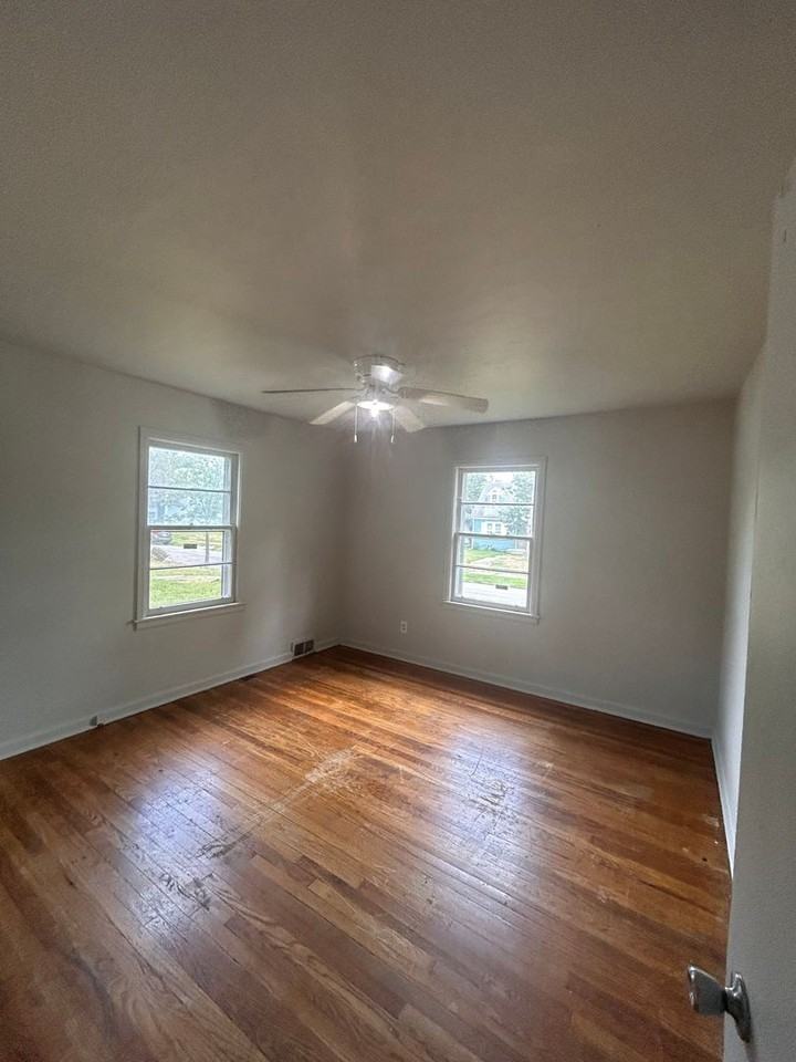 4204 Robinwood Dr - Photo 4 of 6