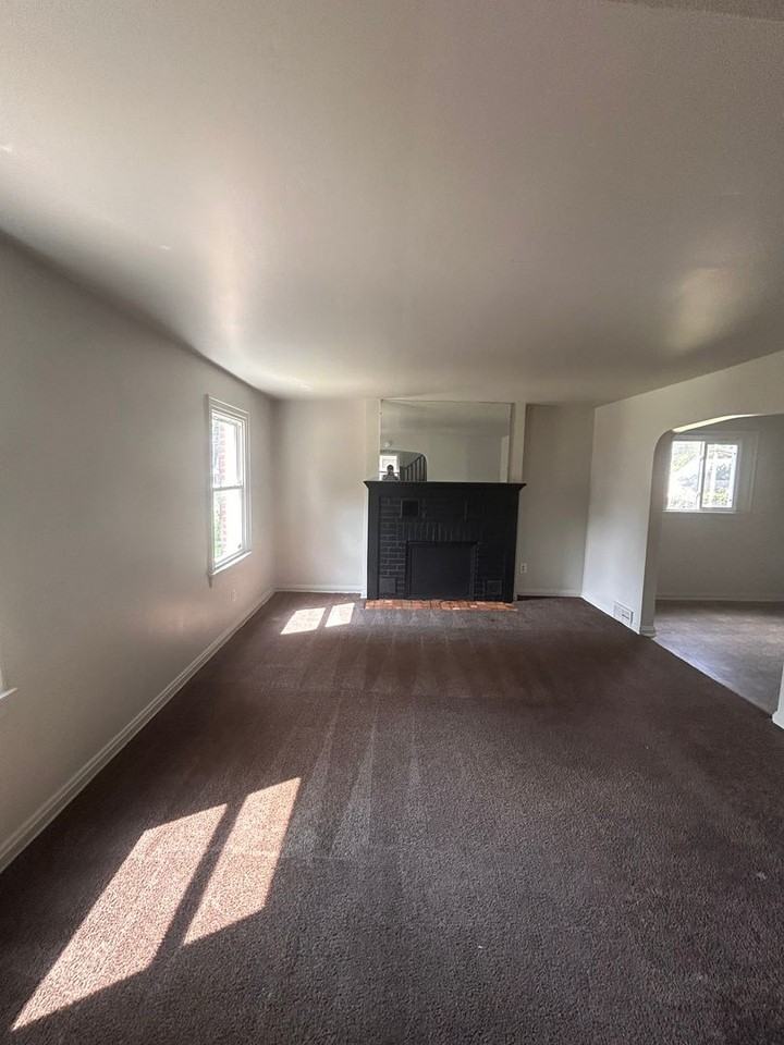 4319 S Park Dr - Photo 2 of 8