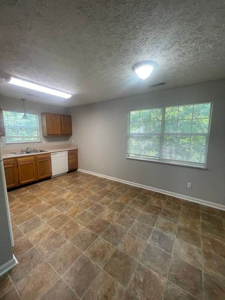 1215 Overton Ln - Photo 4 of 17