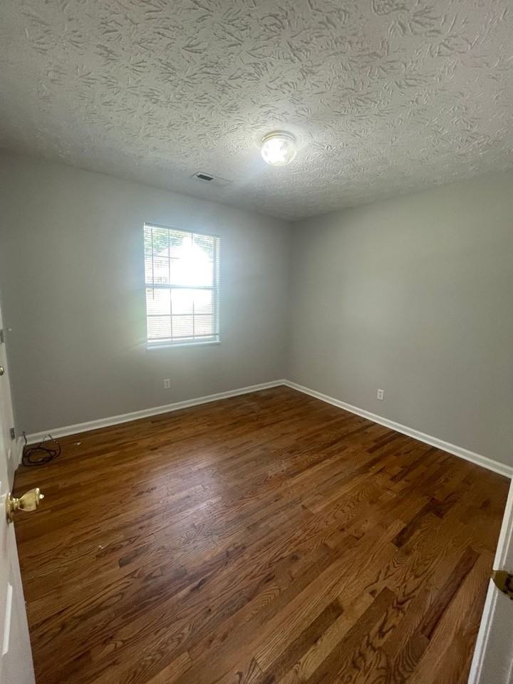 1215 Overton Ln - Photo 6 of 17