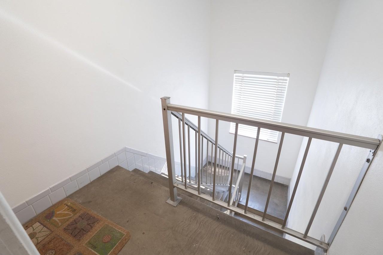 5205 Jamieson Ave - Photo 2 of 16
