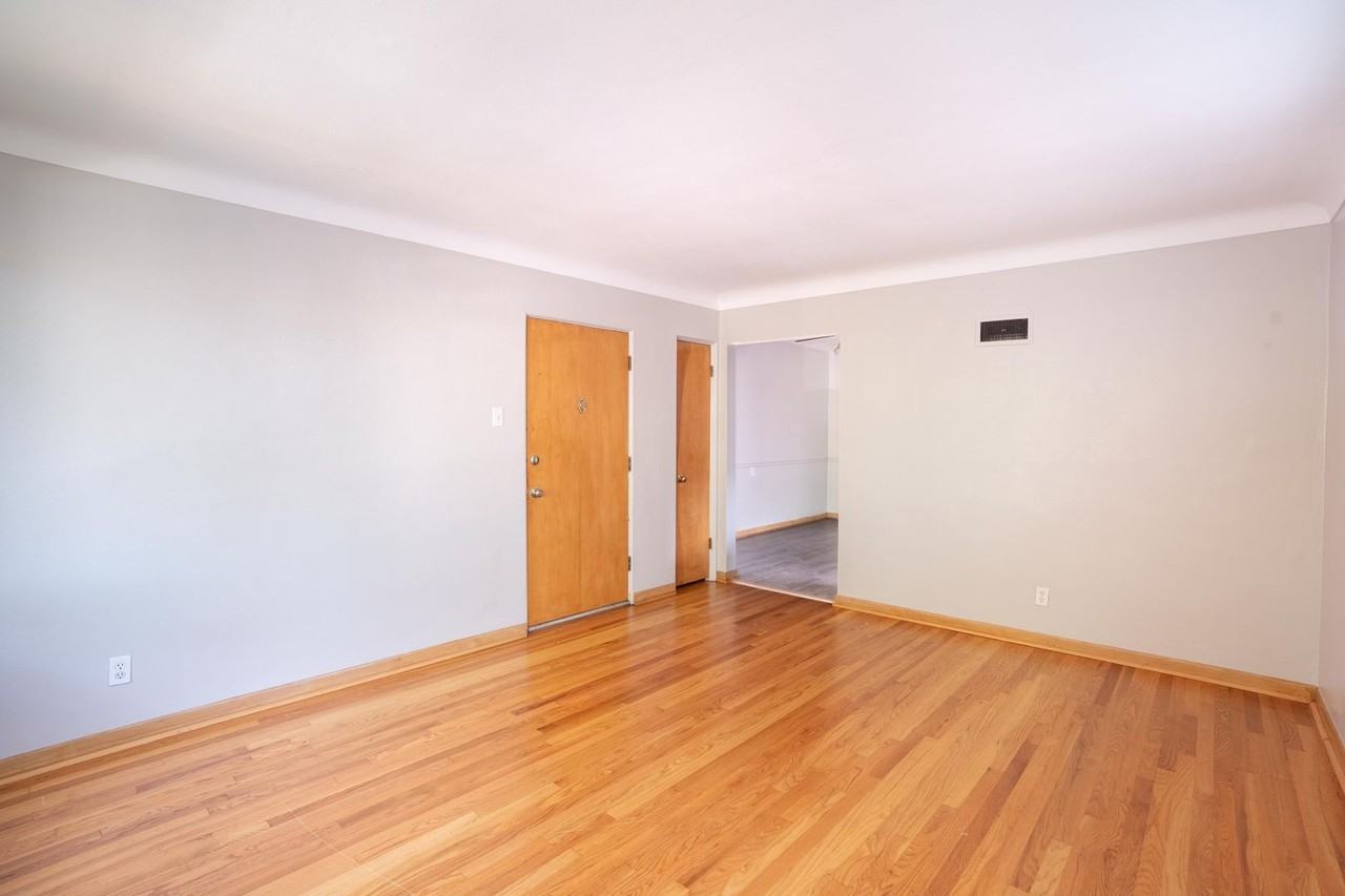 5205 Jamieson Ave - Photo 3 of 16