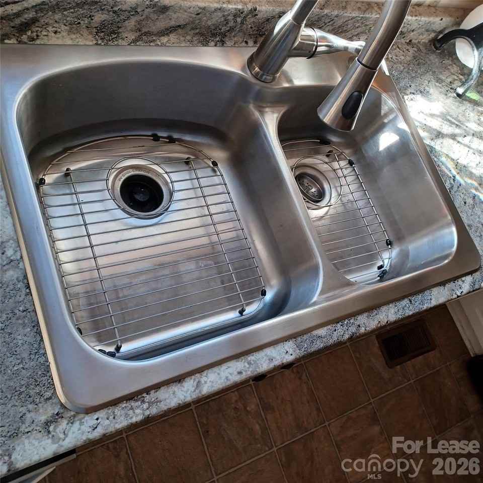 2504 Park Ln - Photo 4 of 10