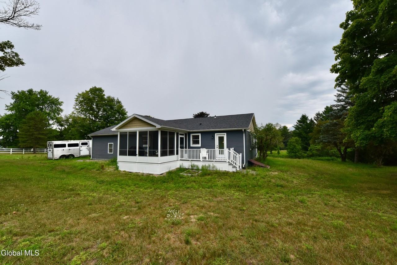 434 Burgoyne Rd - Photo 4 of 27