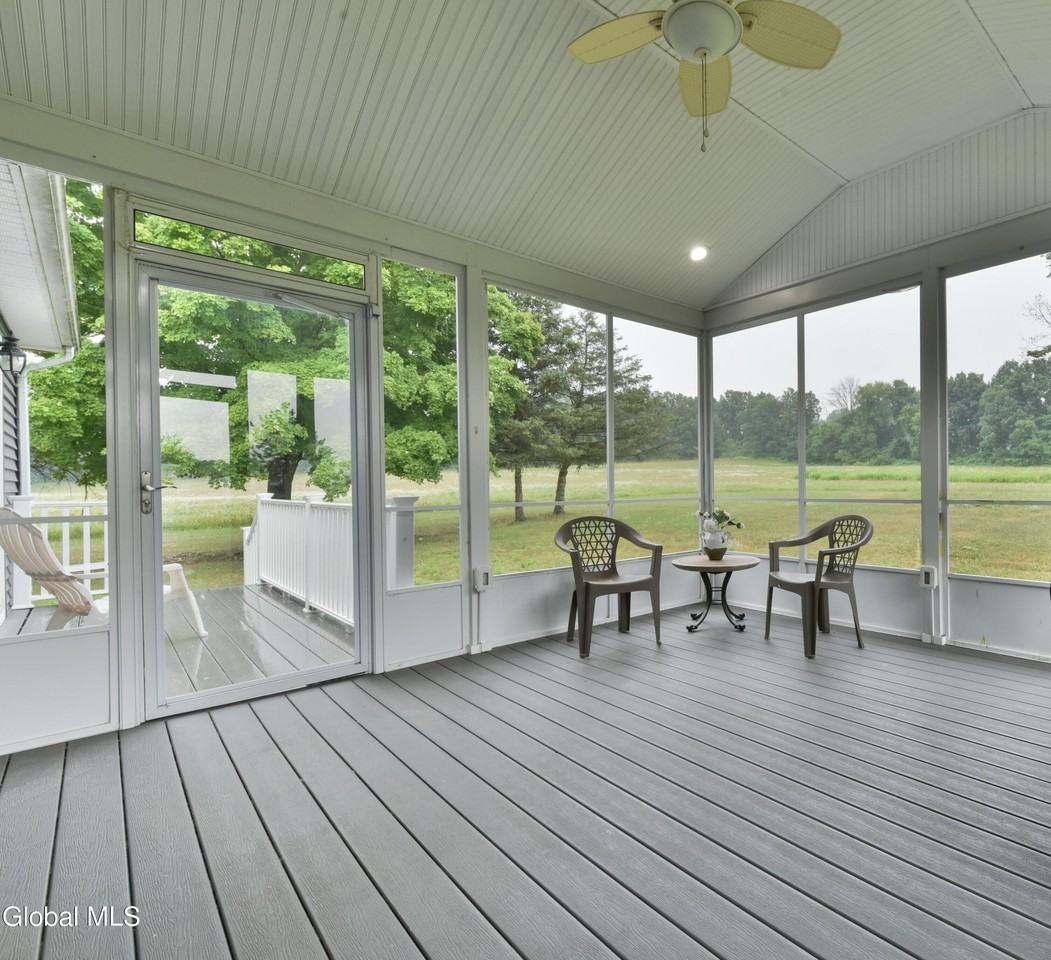434 Burgoyne Rd - Photo 5 of 27