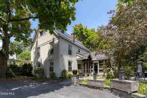 featured image of 569 N Broadway