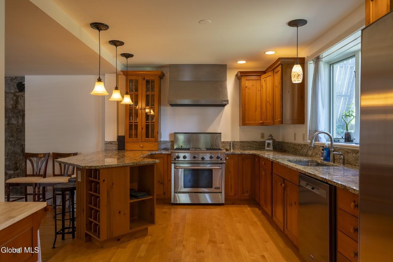 569 N Broadway - Photo 2 of 30