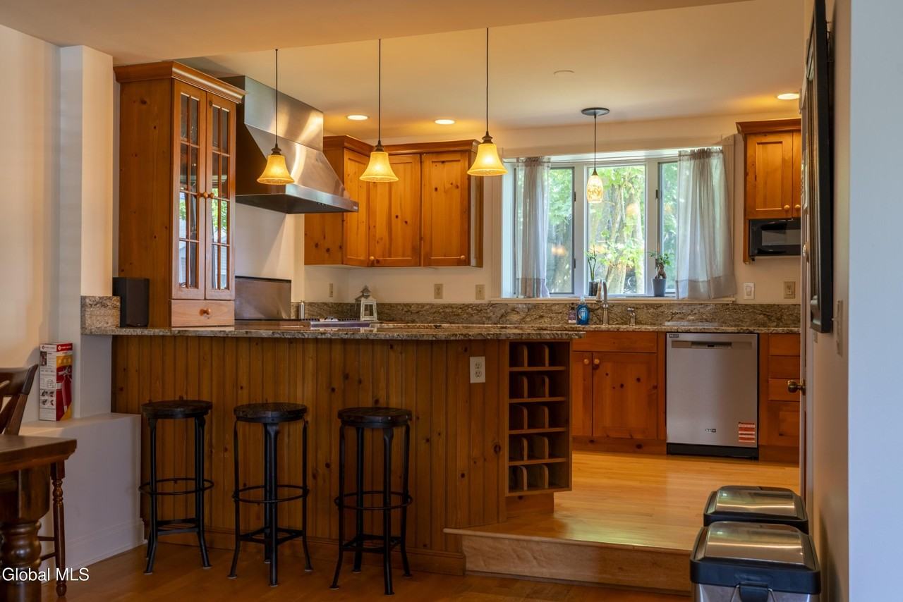 569 N Broadway - Photo 3 of 30
