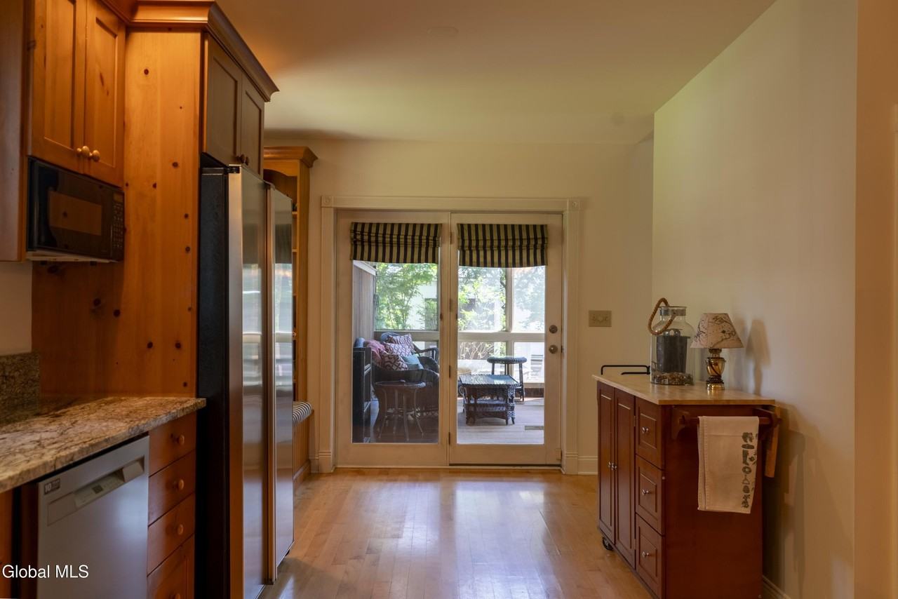 569 N Broadway - Photo 4 of 30