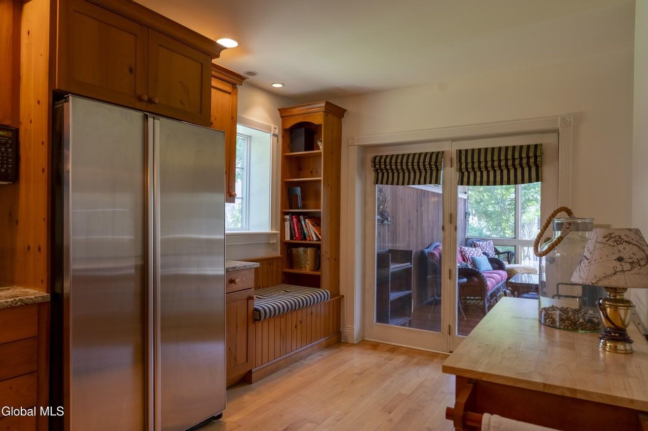 569 N Broadway - Photo 5 of 30
