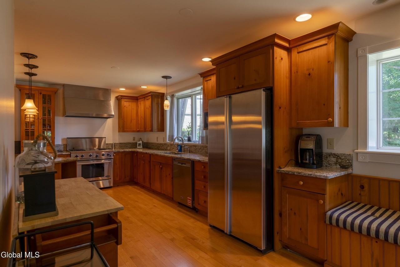 569 N Broadway - Photo 6 of 30