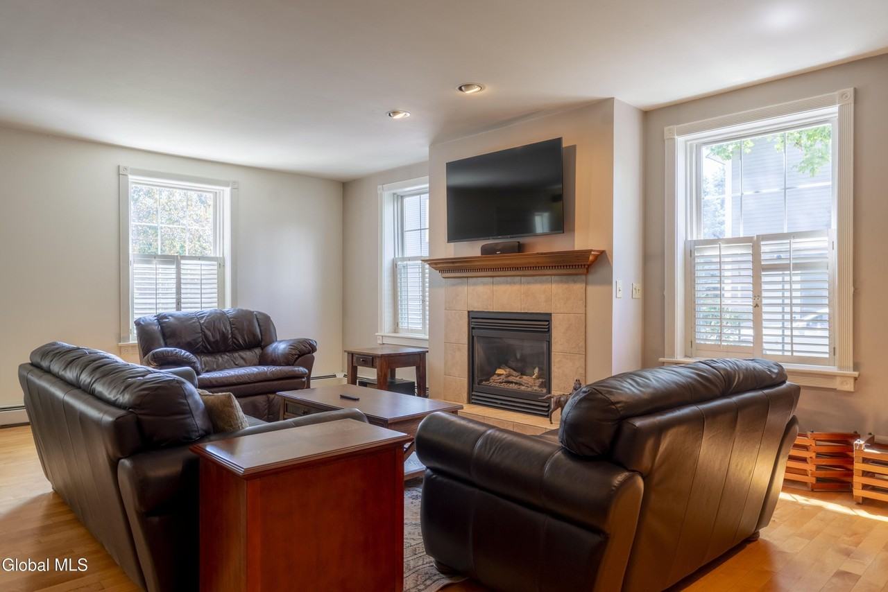 569 N Broadway - Photo 7 of 30