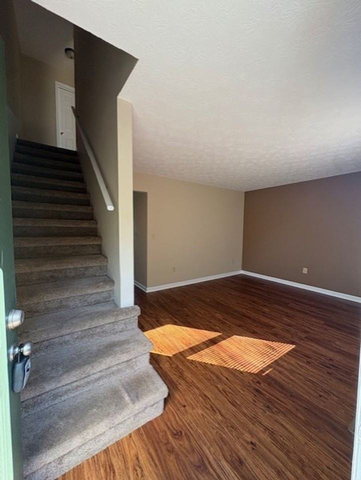 25146 York Dr - Photo 2 of 12