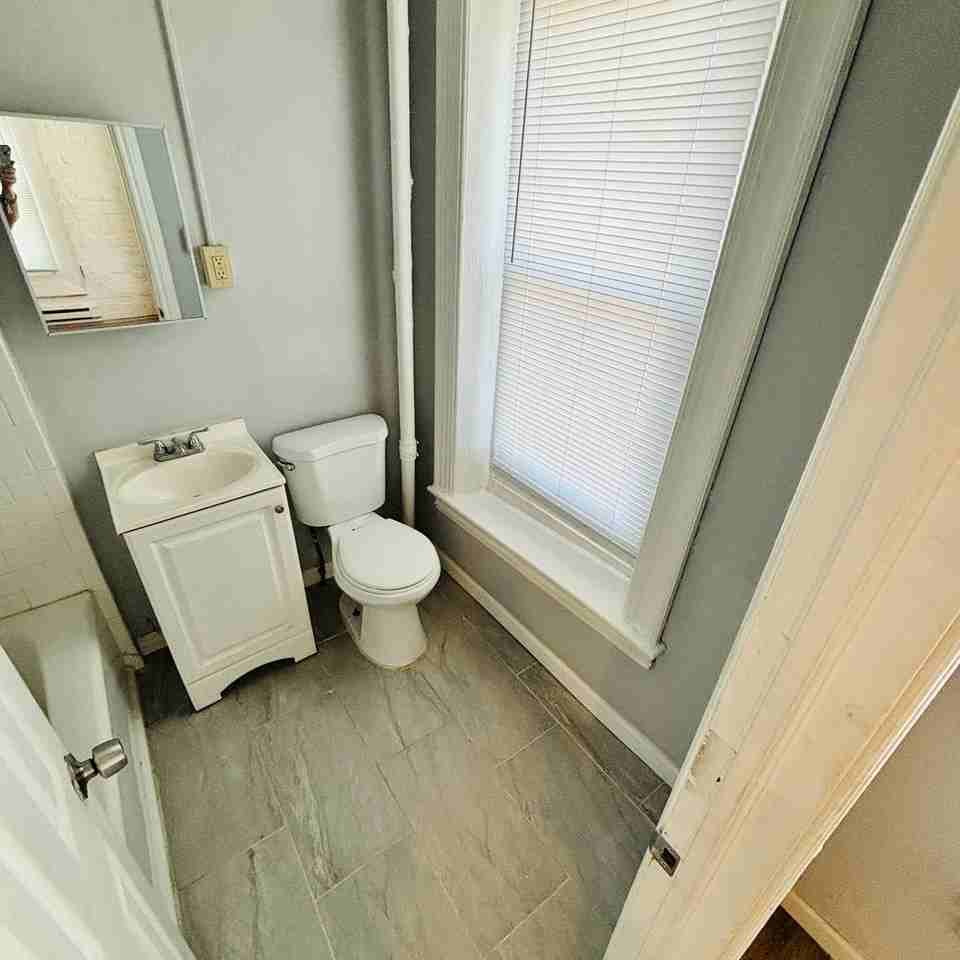 618-620 W Chew Street - Photo 4 of 17