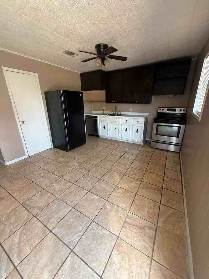 709 N 9th St - Photo 2 of 6