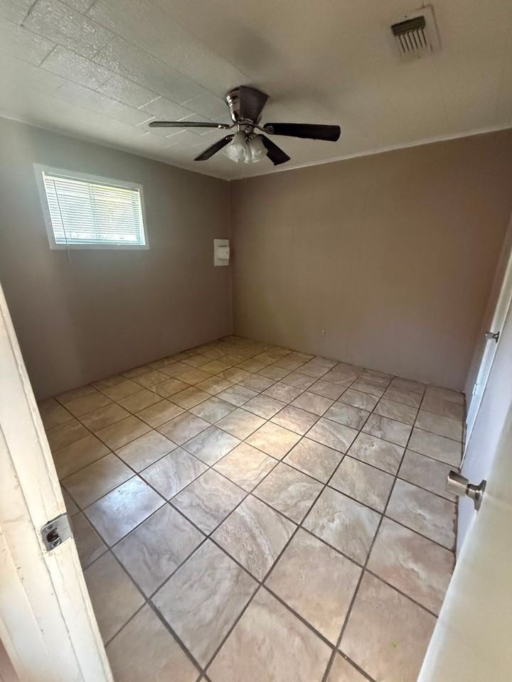 709 N 9th St - Photo 3 of 6