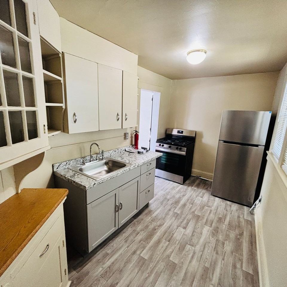 551 Park Pl - Photo 4 of 30