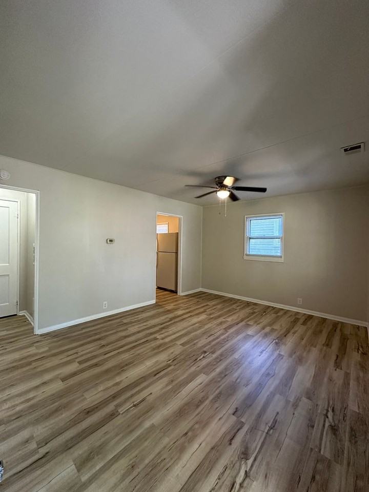 2101 S Pershing Dr - Photo 3 of 14