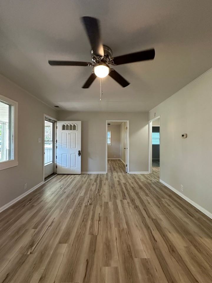 2101 S Pershing Dr - Photo 4 of 14