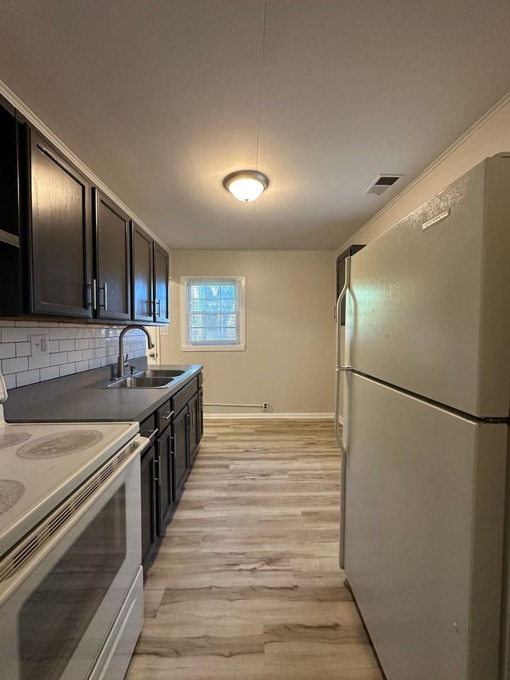 2101 S Pershing Dr - Photo 5 of 14