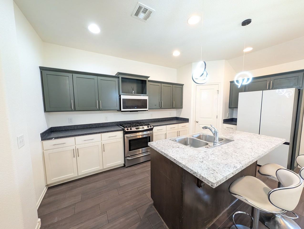 10375 S Nathan St - Photo 4 of 16